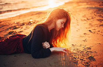 Girl Beach Playing With Sand , girls, model, beach HD wallpaper