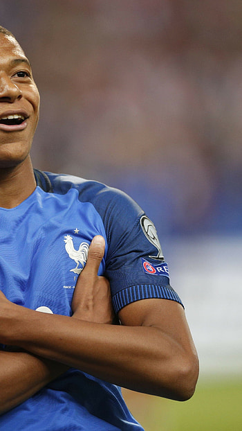 Blue Lightning — Football , Kylian Mbappé, Sports HD phone wallpaper