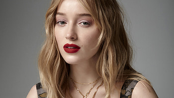 Beautiful Phoebe Dynevor Girl Model Is Wearing Gold Chains On Neck Girls HD wallpaper