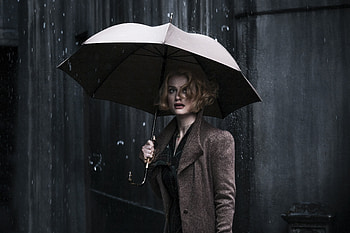 Alison Sudol As Queenie Goldstein In Fantastic Beasts The Crimes Of Grindlewald , fantastic-beasts-the-crimes-of-grindelwald, alison-sudol, 2018-movies, movies, fantastic-beasts-2, umbrella HD wallpaper