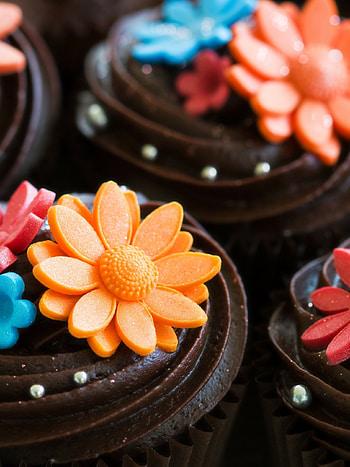 Scrumptious cake close-up, Sugary delight , Tempting dessert treat, Delicious food art HD phone wallpaper