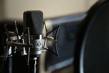 Detailed view of a condenser micro in a recording studio setting. HD wallpaper