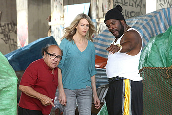 Sunny Philadelphia TV Series, Comedy longevity, Hilarious sitcom, Uncancelled phenomenon HD wallpaper
