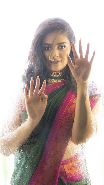 Sreemukhi, telugu actress, saree lover HD phone wallpaper