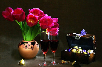 Cheers, two, shadow, graphy, tulips, beauty, background, petals, artist, glasses, art, vase, dark, candy, still life, light, red, flowers, wine, drink HD wallpaper