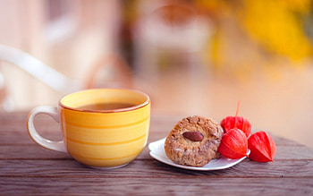 Yellow Cup, tea, biscuit, fall, cup, drinks, yellow cups, cups, biscuits, yellow, drink HD wallpaper