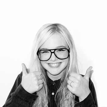 Elle Fanning, Thumbs up, Sexy actress HD phone wallpaper
