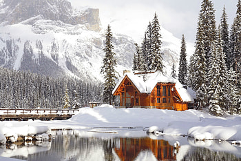 Emerald lake in winter, reflection, snow, beautiful, lake, cabin, mountain, winter, tranquil, emerald, cliffs, trees HD wallpaper