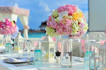 Beautiful floral centerpiece at an outdoor wedding reception by the sea. HD wallpaper
