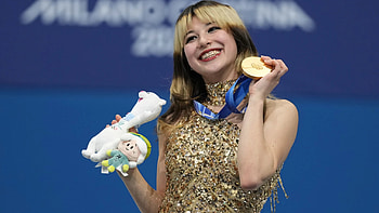 Golden Glide — Winter Olympic Figure Skating Quad, Winter Olympics, Ice Skating, Alysa Liu, Sports HD wallpaper