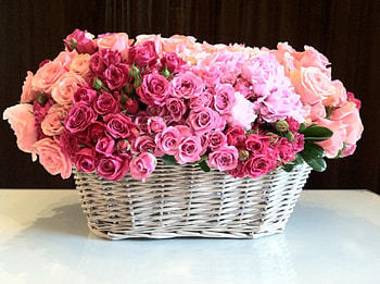 ๑๑ Something special ๑๑, bouquet, special day, bunch, wonderful, basket, bright, young, innocence, pastel, roses, pale colors, beautiful, arrangement, pink, centerpiece, pretty, love, nature, flowers, lovely, forever HD wallpaper