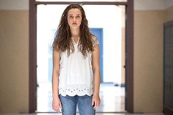Hannah In 13 Reasons Why, katherine-langford, 13-reasons-why, tv-shows, girls, actress HD wallpaper