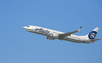 Alaska Airlines, Passenger facing charges, Threats made, Legal consequences HD wallpaper