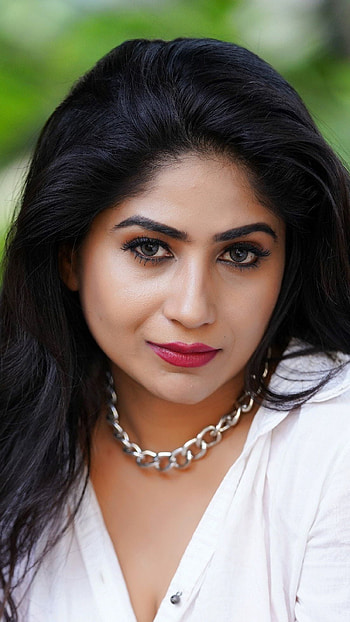 Madhulagna Das, telugu actress, cleavage HD phone wallpaper