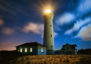 Beacon neath the stars, night, lighthouse, clouds, sky, stars, beacon, cabin HD wallpaper