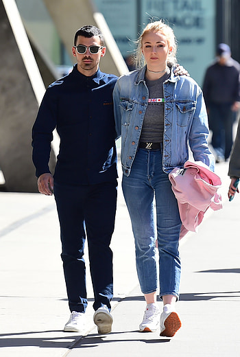 Sophie Turner, Joe Jonas, Donate hot meals, Los Angeles HD phone wallpaper