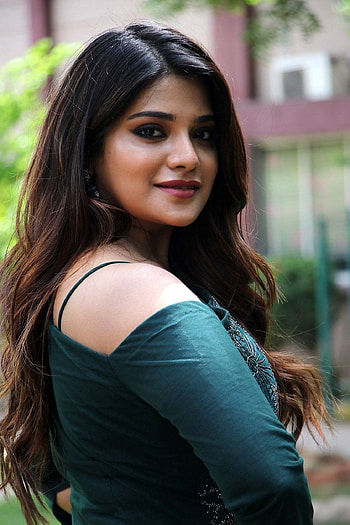 Aathmika, lip, tamil actress HD phone wallpaper