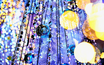 Garland balls, Tree reflection, Bokeh lights, Festive background HD wallpaper