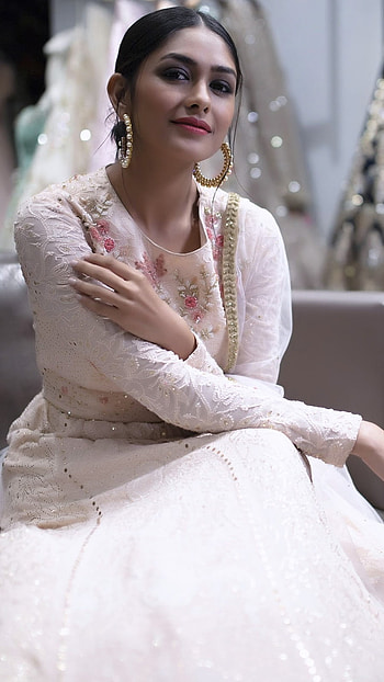 Mrunal Thakur, Bollywood, Heroine HD phone wallpaper