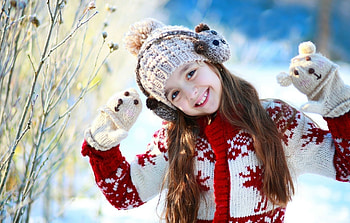 Little girl, winter, white, smile, girl, gloves, copil, snow, iarna, red, funny, happy, child, hat HD wallpaper