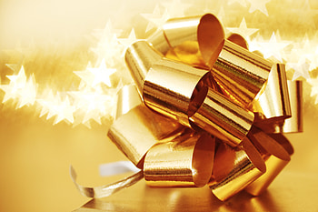 Golden gift, merry christmas, cute, balls, stars, gold, gift, nice, holiday, abstract, snow, ball, christmas-tree, decorations, new year HD wallpaper