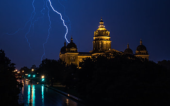 Iowa Capitol lightning, Dramatic scene, , Capitol building HD wallpaper