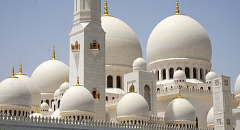 A stunning view of the domes and minarets of Sheikh Zayed Grand Mosque under a clear sky. HD wallpaper