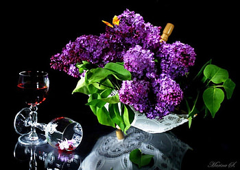 Lilac and sun umbrella, umbrella, colorful, white, mauve, liliac, still life, leaves, butterfly, green, glasses, sun, drink HD wallpaper