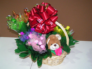 Valentines basket, sweet, basket, rose, valentines, bear, teddy HD wallpaper