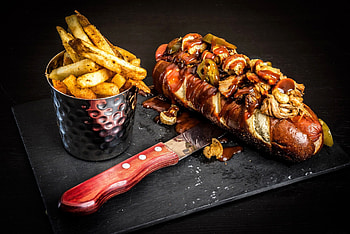 Hot dog , Grilled sausage, Wooden background, Food graphy HD wallpaper