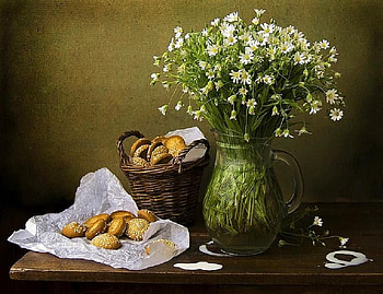 Snacks and daisies, basket, table, green vase, cookies, daisies HD wallpaper