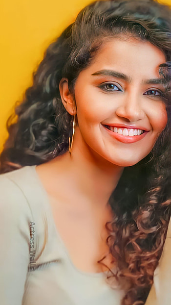 Anupama, multilingual actress HD phone wallpaper