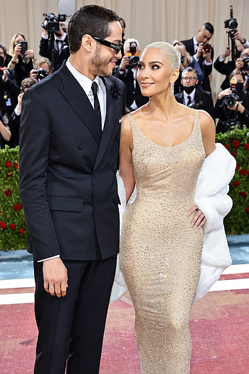 Met Gala 2022, Kim Kardashian, Iconic dress, Pound-shedding transformation HD phone wallpaper