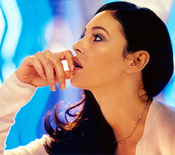 Monica Bellucci, Celebrity, Face, Profile, Hand HD wallpaper