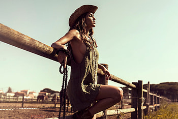 Days Work, corral, brunettes, hats, cowgirls, ranch, boots HD wallpaper