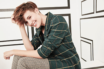 Maggie Grace, Cute smiling, Laptop screen, Full HD wallpaper