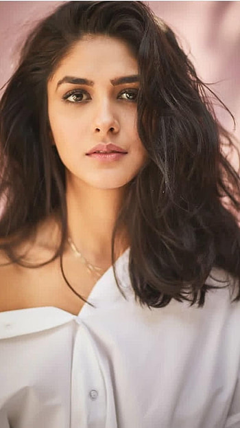 Mrunal Thakur, Actress HD phone wallpaper