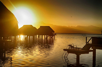 Bora Bora Sunset - water bungalows, island, tropical, set, dusk, tahiti, bungalows, water, islands, sun, ocean, sunset, sea, villas, skies, pacific, luxury, exotic, paradise, south, lagoon, orange, sky, evening, bora bora, polynesia HD wallpaper