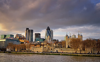 river London, UK skyscraper, Overcast 30 St Mary Axe, The Gherkin HD wallpaper