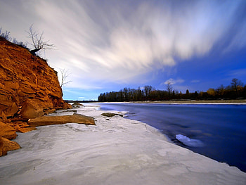 WINTER RIVER, sand, trees, sky, tiver, rock HD wallpaper