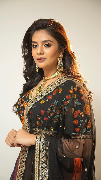 Sreemukhi, telugu actress, model, anchor HD phone wallpaper