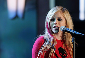 Avril Lavinge On Stage, avril-lavinge, singer, music, girls HD wallpaper