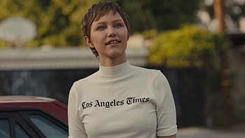 Hollywood Stargirl, Los Angeles Times top, Grace VanderWaal outfit, Fashion highlight HD wallpaper