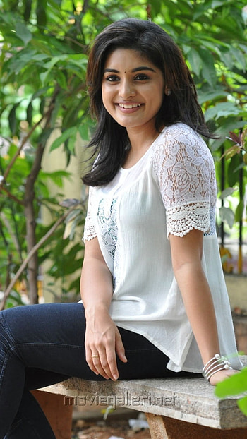 Nivetha Thomas, Telugu HD phone wallpaper