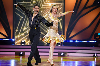 Andrzej Cibis and Lilly Zu Sayn-Wittgenstein, Cha Cha Dance HD wallpaper