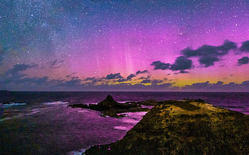 The Aurora Australis over Pyramid Rock at Phillip Island, Victoria, Australia, sea, stars, rocks, coast, colors HD wallpaper