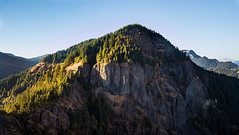 Majestic mountain landscape near Stevenson, WA under a clear blue sky. HD wallpaper