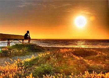 Little Boy Thinking, table, boy, sun, beach HD wallpaper