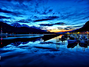 Marina sunset, sunlight, sundown, peaceful, reflection, boats, clouds, marina, nature, waters, sky, calm, calmness, sunset HD wallpaper