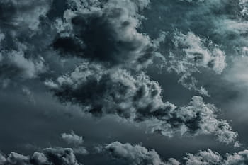 Moody and dramatic of dark storm clouds forming in the sky. HD wallpaper